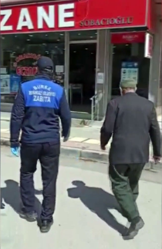 Poşeti maske yapıp, ilaçları için dışarı çıktı 
