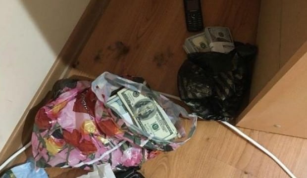 Adana'da FETÖ operasyonu düzenlendi: Poşetlerin içinden 90 bin dolar çıktı