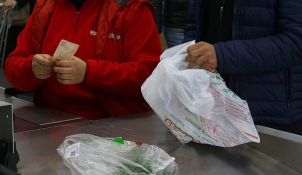 Poşetten memnun kalmadı parasını geri istedi