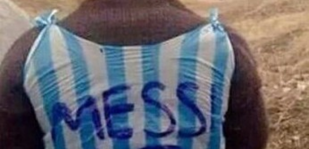 Poşetten yaptığı Messi formasıyla dünya gündemine oturdu