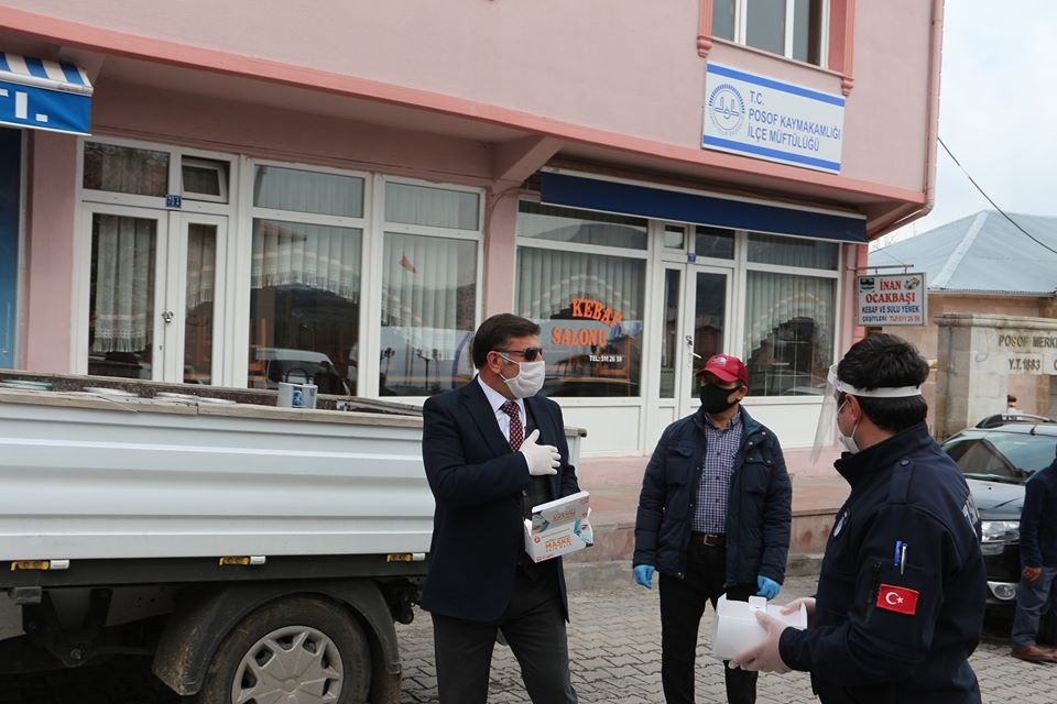 Posof tekstil atölyesi maske üretimiyle faaliyete başladı 