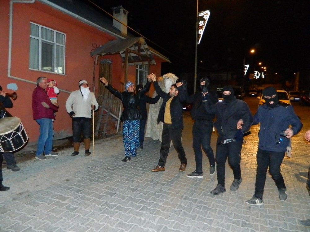 Posof yeni yıla davul zurna ile girdi 