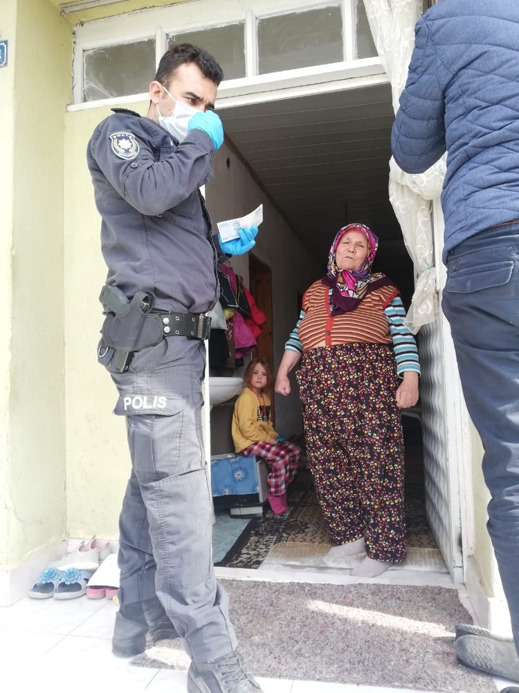 Postacılar ve polis memurları para vermek için kapı kapı dolaştı 