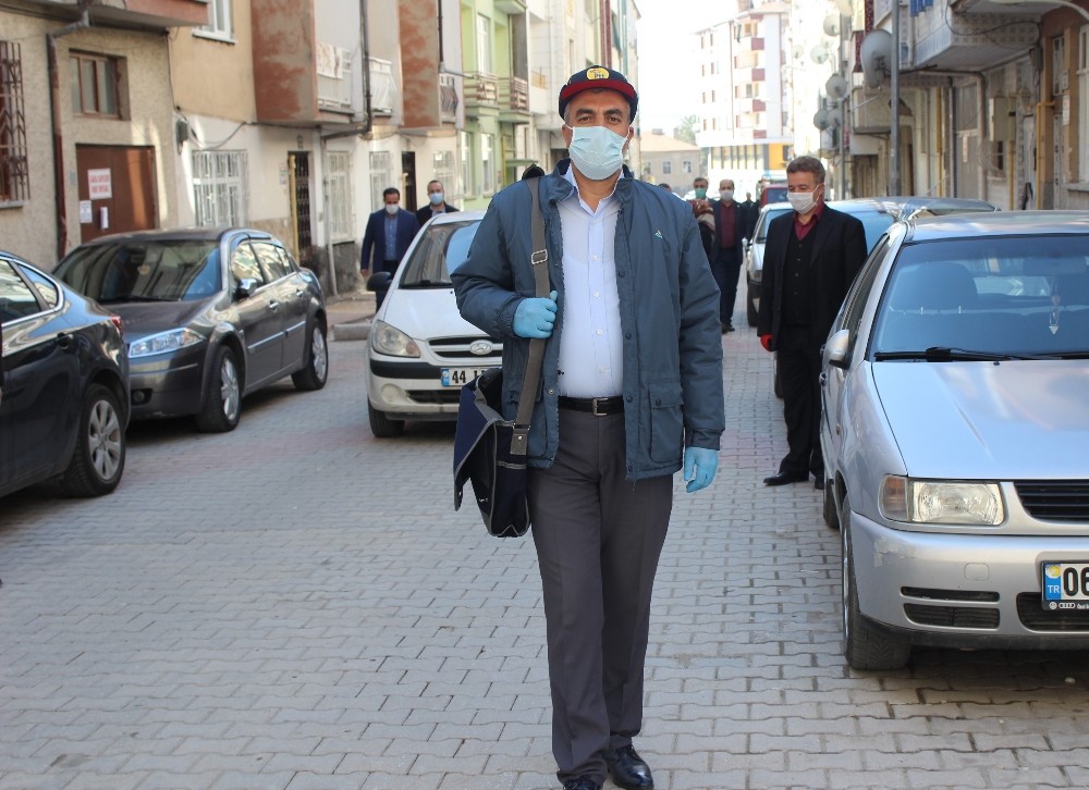 Postacıların maske dağıtımına destek 
