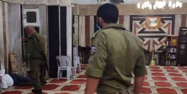 Postallarıyla Harem-i İbrahim Camii'ne girip ibadet edenleri çıkardılar