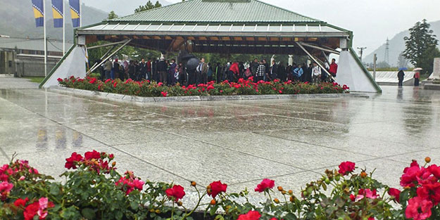 Potoçari Anıt Mezarlığı’nda dua