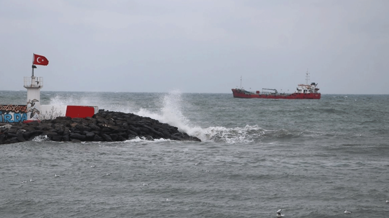 Poyraz Marmara’da ulaşımı engelledi