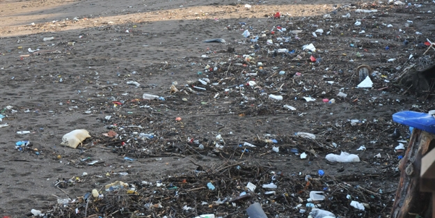 Poyraz sonrası sahiller çöplüğe döndü