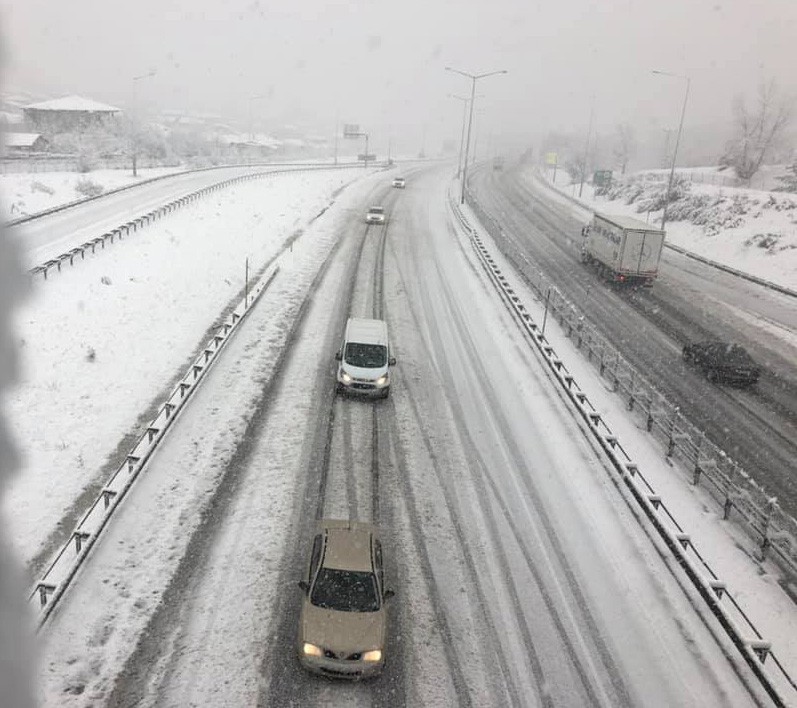 Pozantı’da kar yağışı trafiği aksattı 