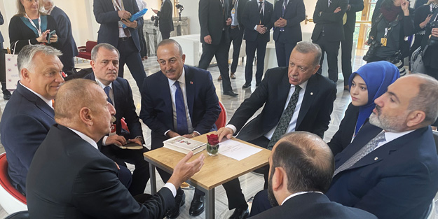 Prag'da özel anlar! Cumhurbaşkanı Erdoğan Aliyev ve Paşinyan'ı bir araya getirdi