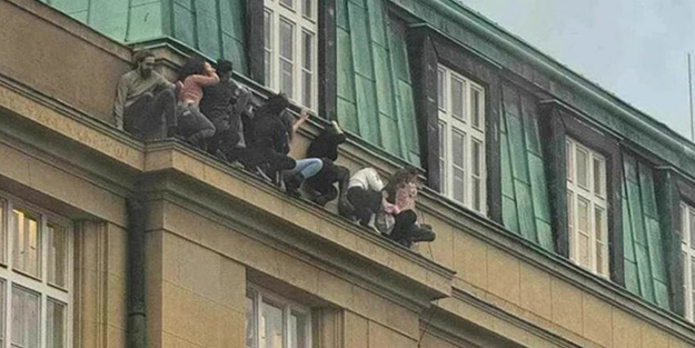 Prag'da üniversitede can pazarı! Silahlı saldırgandan kaçacak delik aradılar: Görüntüler dehşete düşürdü!