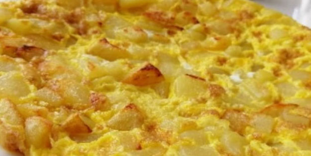 Pratik ve Lezzetli patatesli omlet yapılışı ve tarifi: Kahvaltıya lezzetli tarif arıyorsanız mutlaka deneyin