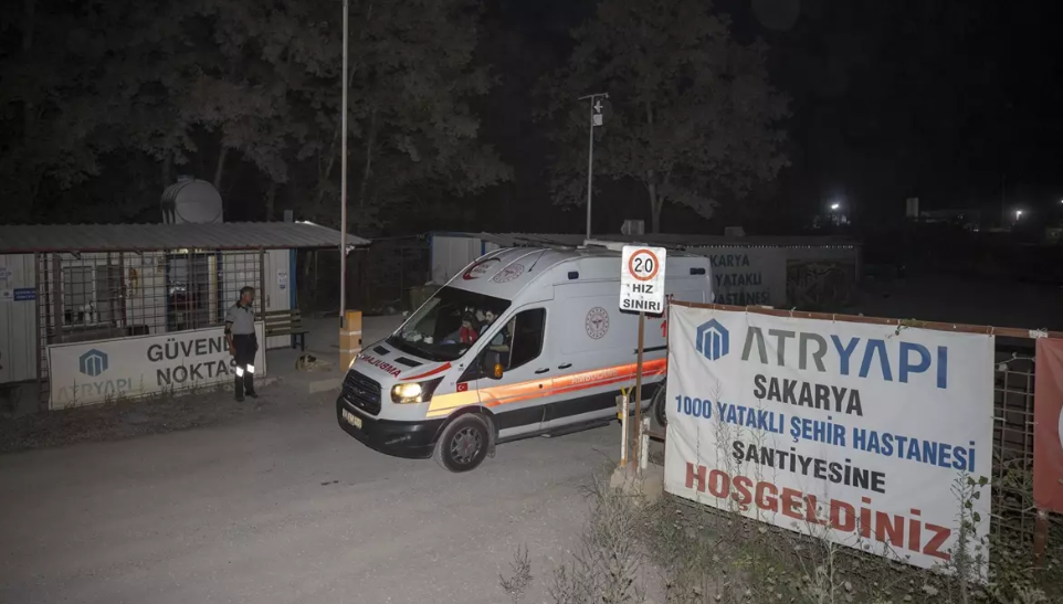 Prefabriğin metal tavanı çöktü, 15 işçi yaralandı!