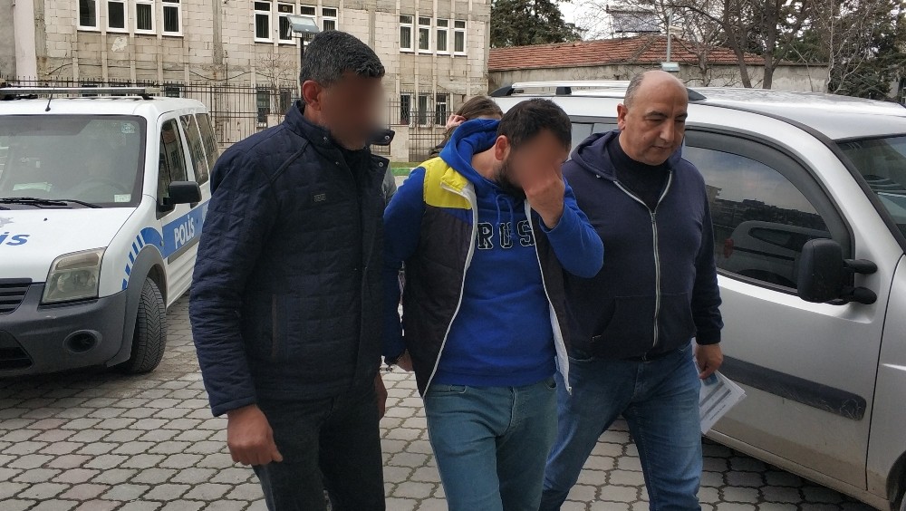 Prefabrik binanın kapılarını çalan 2 kişi tutuklandı 