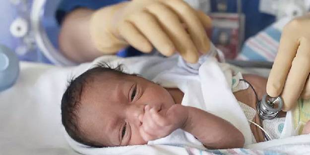 Prematüre bebeklerin hayata tutunma şansı