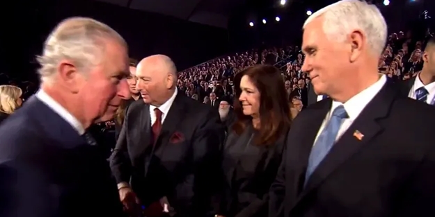 Mike Pence şok hareket! Dumura uğradı