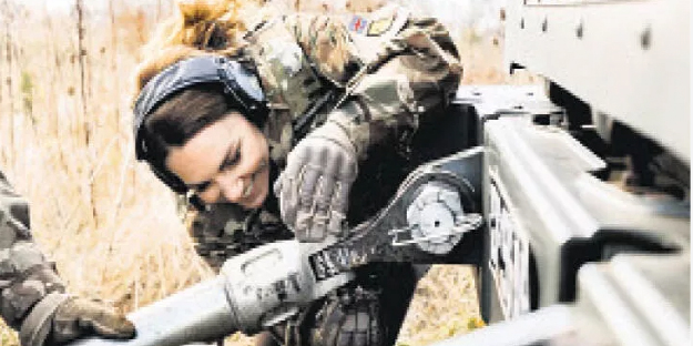 Prenses bot bağladı, asker oldu!