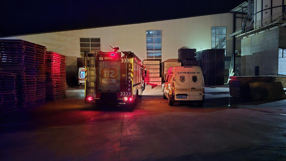 Pres makinesine sıkışan işçi feci şekilde can verdi.