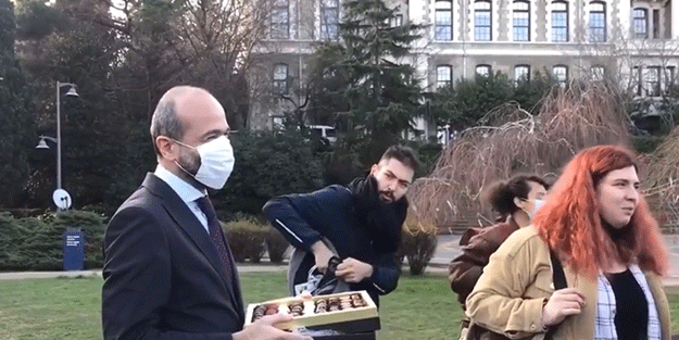 Prof. Bulu'yu saygısız ifadelerle geri çevirmişlerdi: Boğaziçililerin 'çikolata' saygısızlığı bugün de devam etti