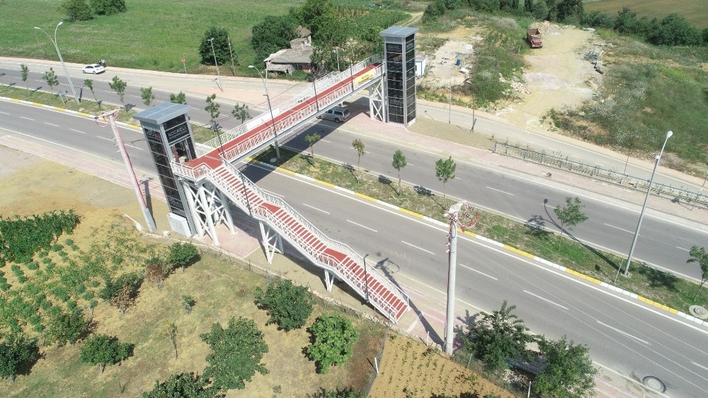 Prof. Dr. Baki Komsuoğlu Caddesi’ne yapılan üst geçit tamamlandı 