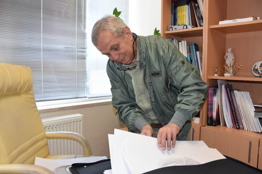 Prof. Dr. Büyükalpelli, tedavi ettiği hastaların resmini çiziyor 