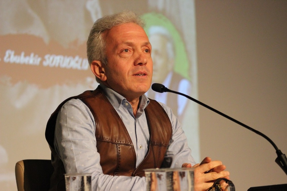 Prof. Dr. Ebubekir Sofuoğlu gençlere konferans verdi 