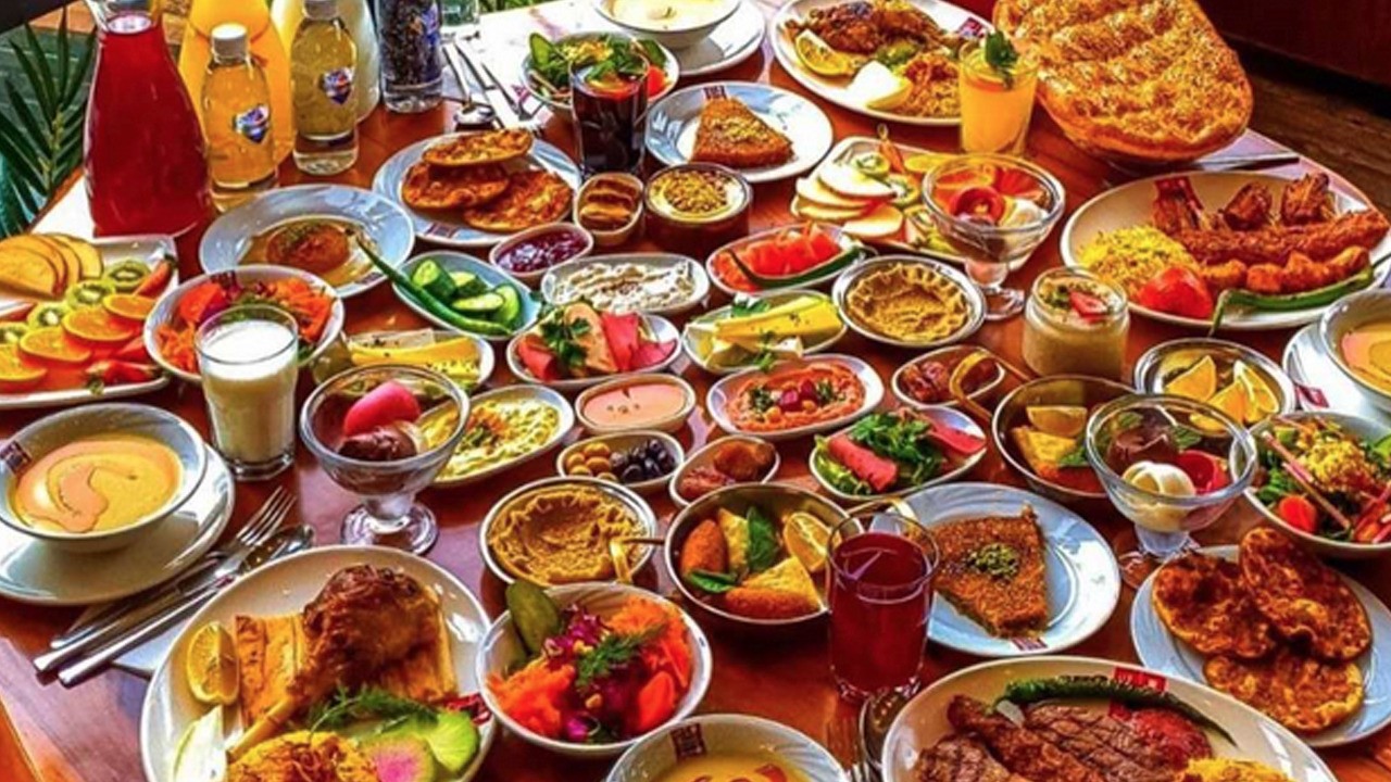 Prof. Dr. Kaya'dan İftar ve sahur saatinde yanlış beslenme alışkanlıkları sorunlara yol açar