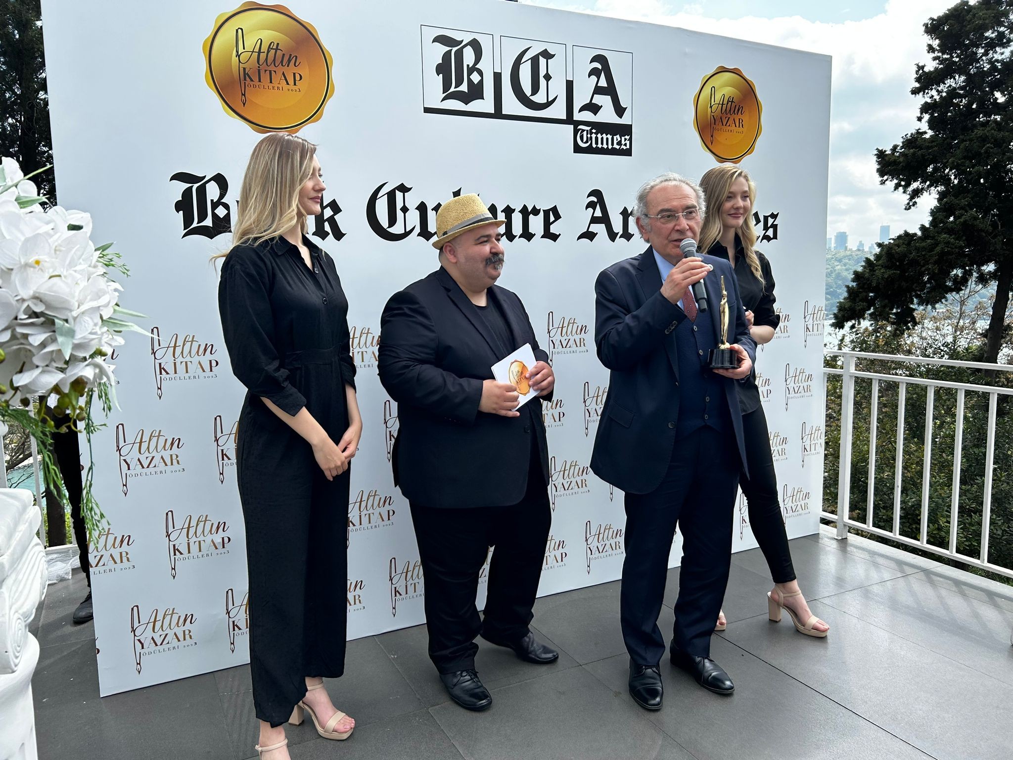 Prof. Dr. Nevzat Tarhan “Altın Yazar” ödülünün sahibi oldu