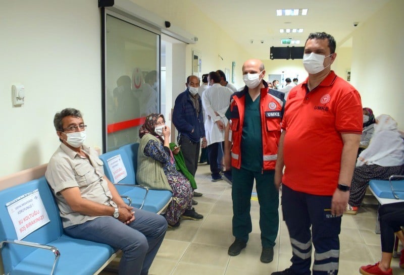 Prof. Dr. Uğur Bilge Covid-19 hastalarını ziyaret etti 