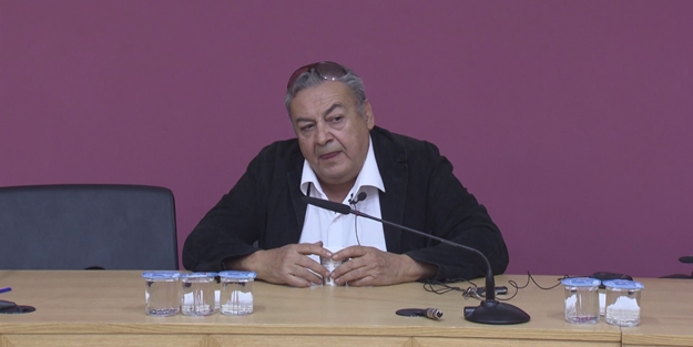 O profesör evinde ölü olarak bulundu