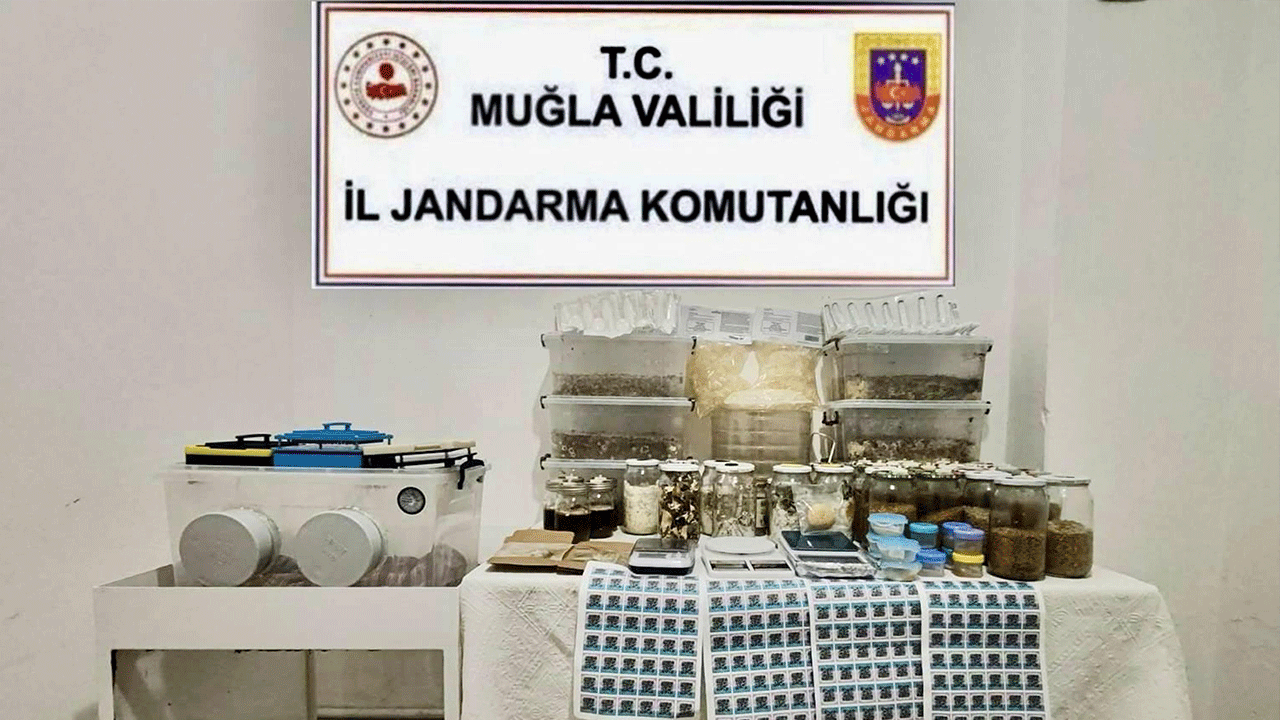 ‘Profesör’ Lakaplı Şüphelinin Evinden 22 Kilo Uyuşturucu Çıktı! Tutuklandı