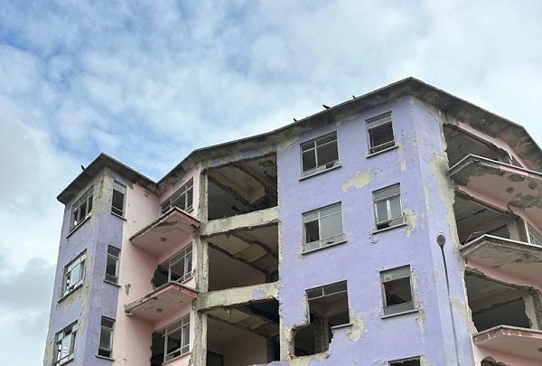 Programlara konu olan perili ev yıkıldı