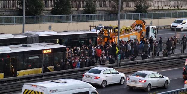 'Projelerim engelleniyor' diyen İmamoğlu'nun metrobüsü yine arıza yaptı! İstanbullular tabana kuvvet!
