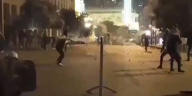 Protestocu Messi'ye meydan okudu! Gelen gaz kapsülünü öyle bir geri gönderdi ki...