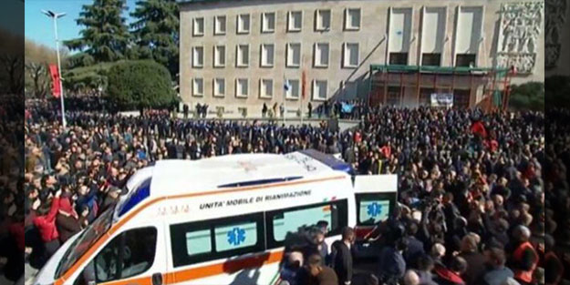Protestocular Arnavutluk Başbakanlık Binası'nı ateşe verdi! ABD'den destek açıklaması