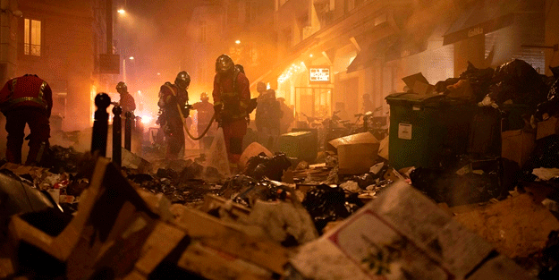 Protestocular belediyenin önüne fare ölüleri yığdı