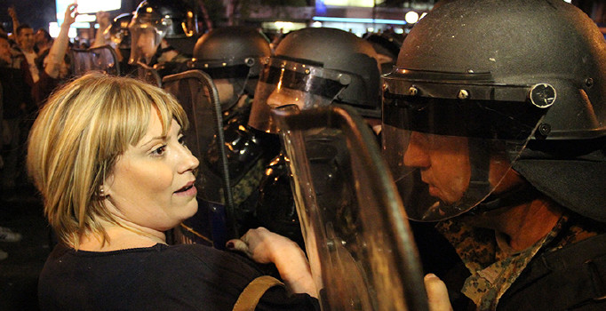 Protestocular Cumhurbaşkanlığı ofisini bastı