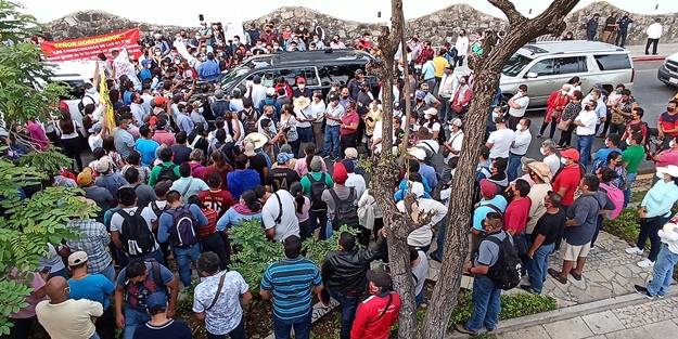 Protestocular devlet başkanının aracını bir anda sardı! Talebi kabul etti