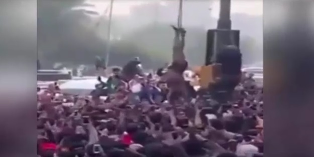 Protestocular keskin nişancıyı böyle sallandırdı