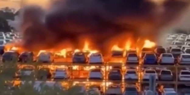 Protestocular sıfır otomobilleri ateşe verdi