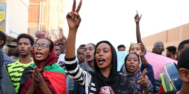 Protestolar tüm ülkeye yayıldı! Sudan'da eğitime süresiz ara verildi