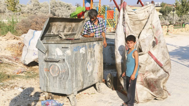 Protez göz için çöp topluyorlar