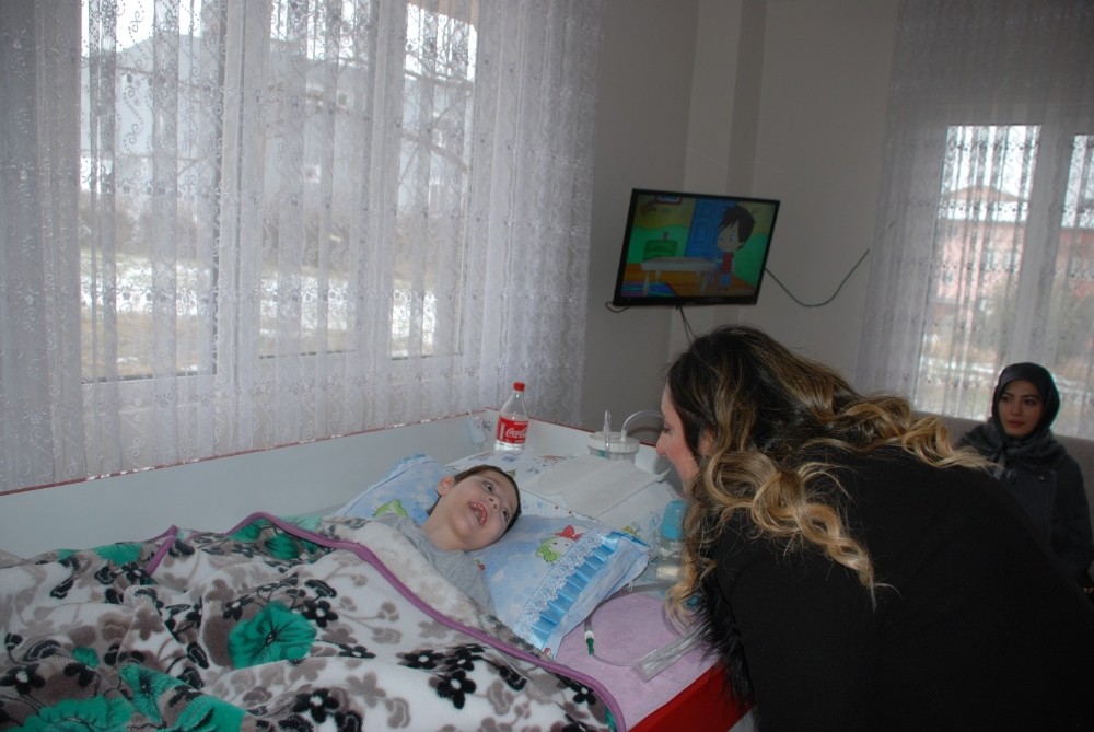 Protokol eşlerinden serebral palsi hastası Ege’ye ziyaret 