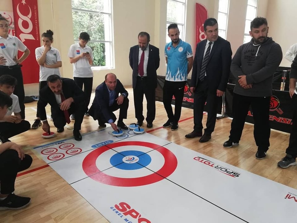 Protokol üyeleri curling branşı ile tanıştı 