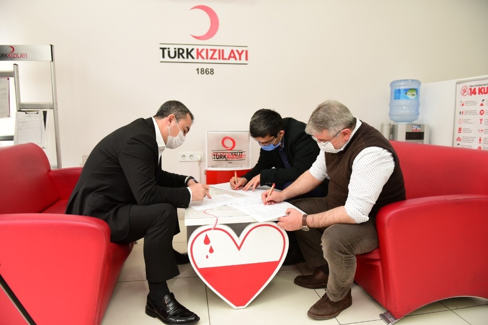 Protokol üyeleri kan bağışı için seferber oldu 
