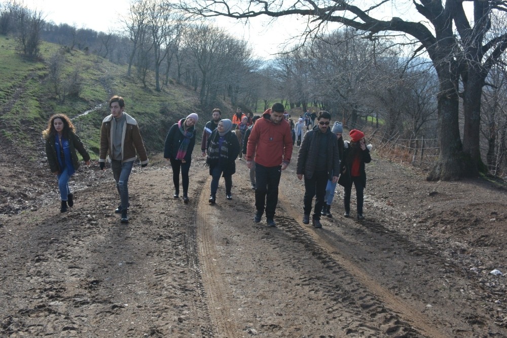 Protokol ve öğrenciler doğa yürüyüşü yaptı 