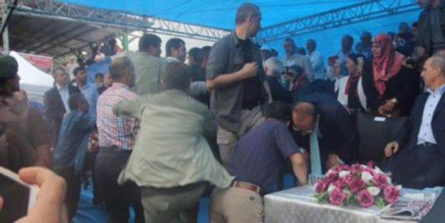 Protokolde kavga çıktı, Bakan korumalar tarafından uzaklaştırıldı