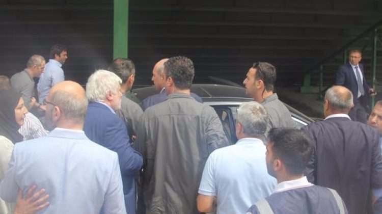 Protokolde kavga çıktı, bakan zor kurtuldu!