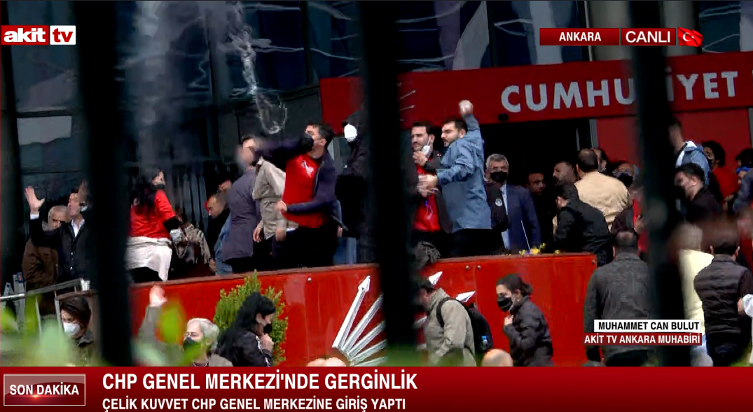 Provokatörlerden güvenlik güçlerine saldırı! Çevik kuvvet CHP Genel Merkezi’ne girdi