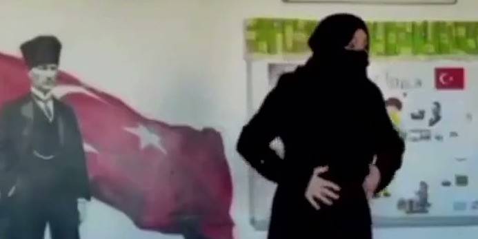 Provokatörlük yapan öğretmene tepkiler çığ gibi: Bu hastalıklı bakış açısının çocuklarımıza aşılanmaya çalışılması...